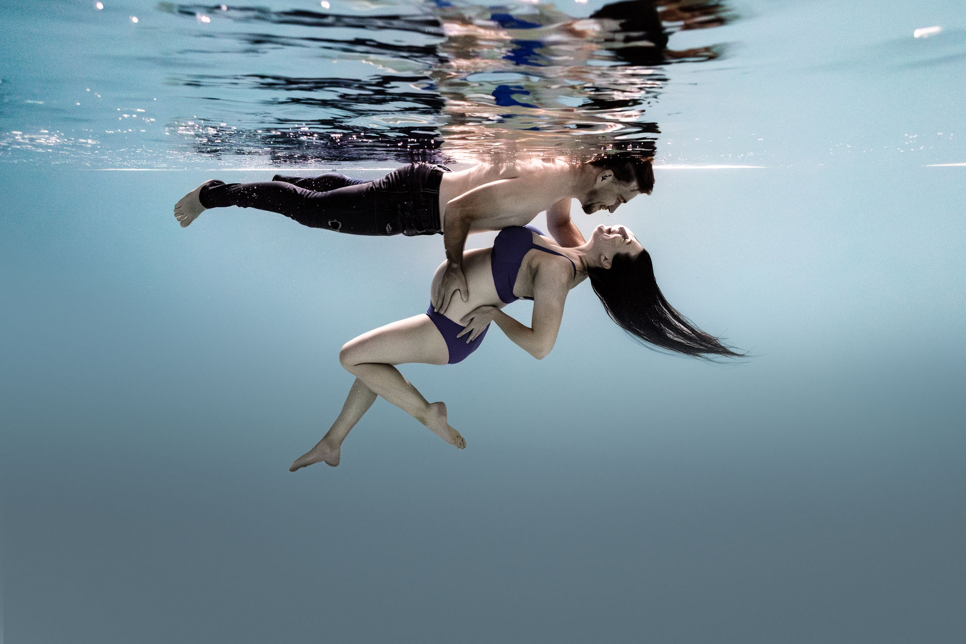 Paar bei einer innigen Unterwasserpose